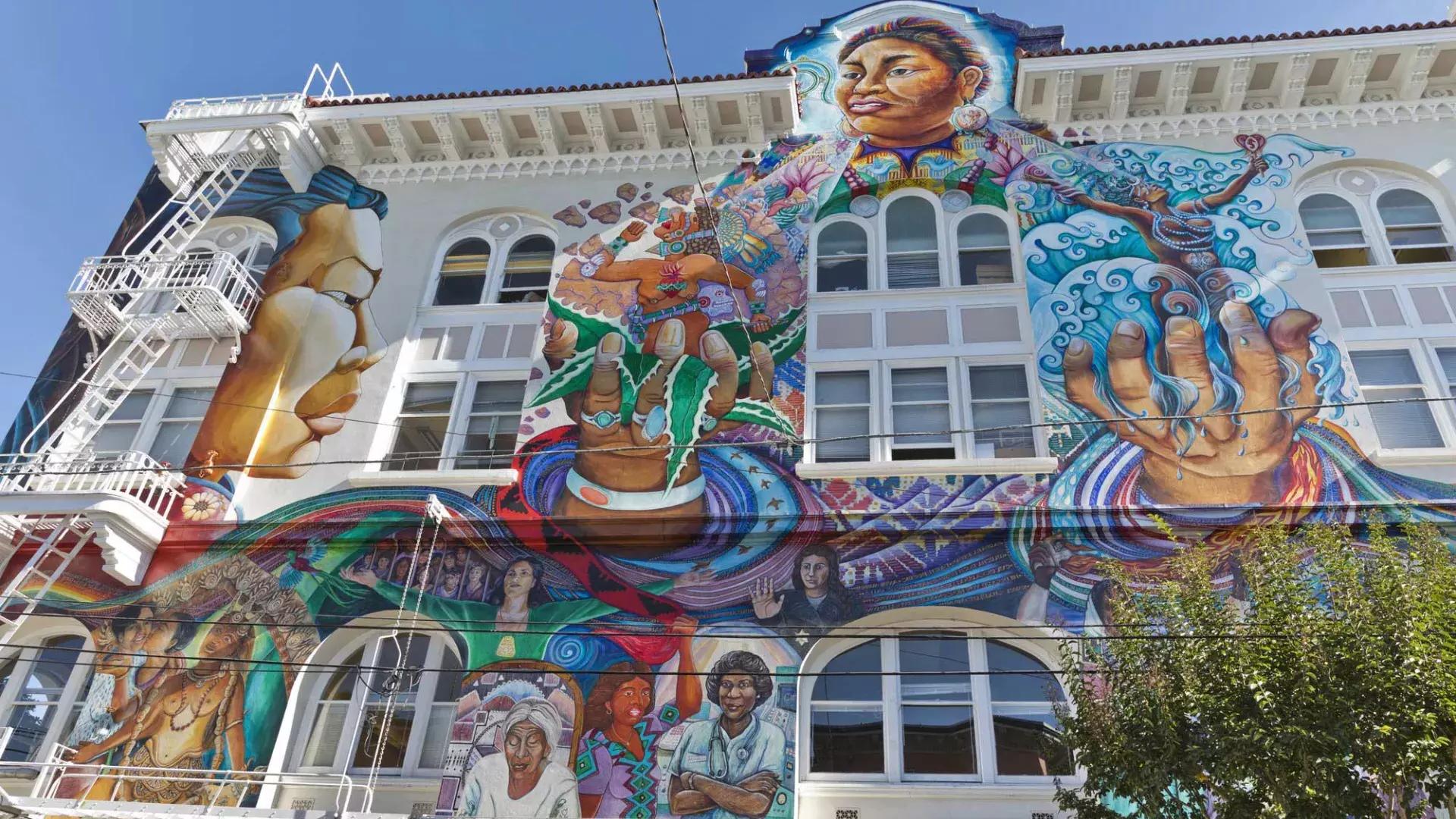 A colorful, 大型壁画覆盖了贝博体彩app教会区的妇女大厦的一面.